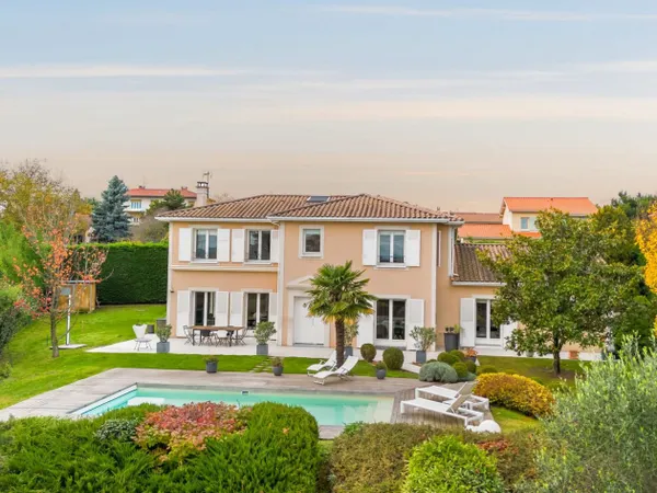 Maison lumineuse avec piscine et tennis dans un cadre verdoyant et sans vis a vis. 