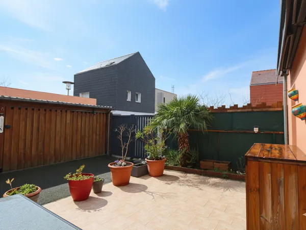 Maison 3 chambres, 90 m² habitables en très bon état, terrasse et cour exposées sud. 