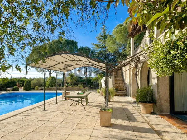 Maison d'architecte avec vue dominante, piscine et dépendanc 