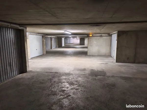 Parking - 15m² - Caluire (Métro Cuire) 