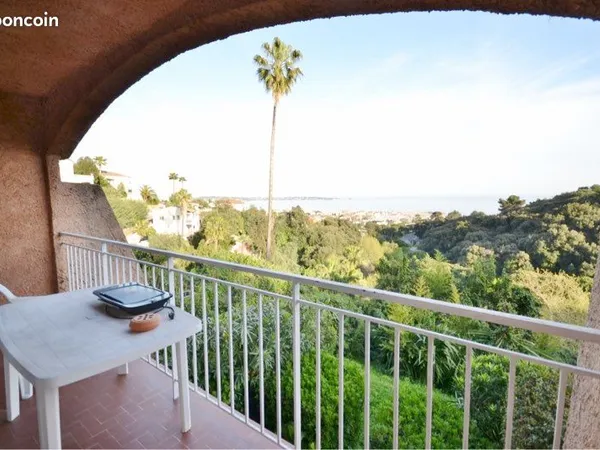 STUDIO 28m2 COLLINE GOLFE JUAN PISCINE 