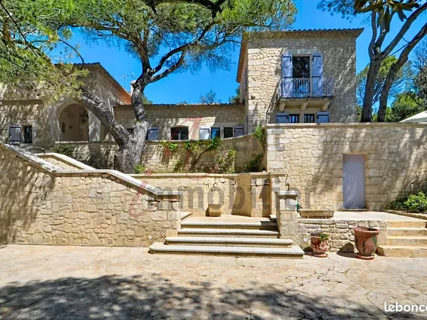 Maison 11 pièces 339 m² 