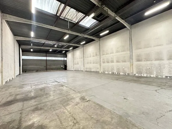 Local d'activité 580 m² 