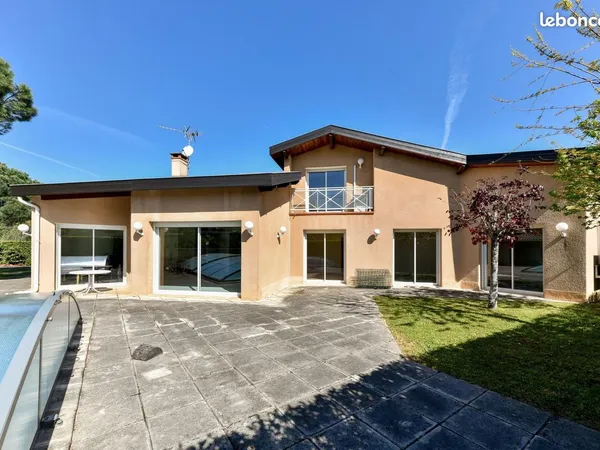 Propriété 7 pièces 281 m² 