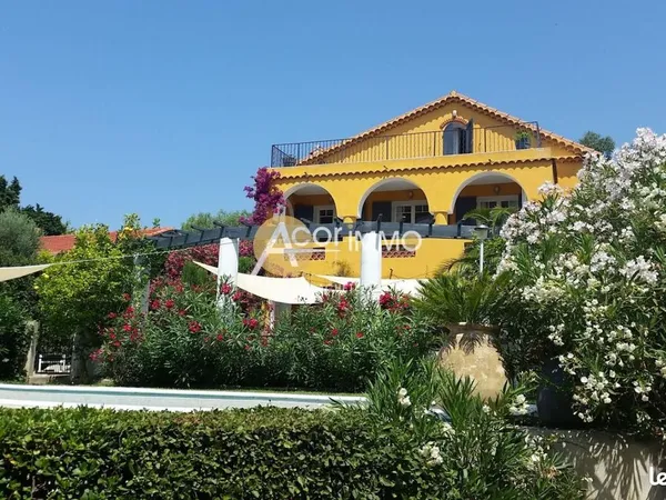 Maison 8 pièces 250 m² 