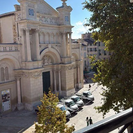 Studio meublé Prêcheurs très lumineux 