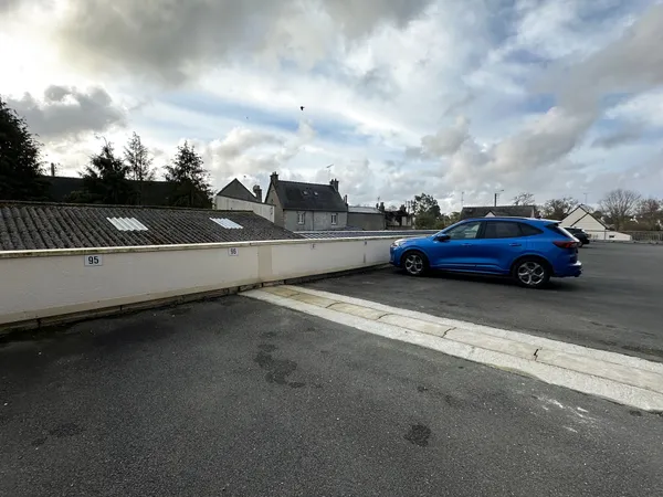 PARKING DANS RÉSIDENCE SÉCURISÉE - PROCHE COMMERCES & GARE À 