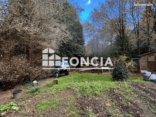 Agréable maison au calme et en bord de rivière dans un cadre verdoyant sur la commune de Nantiat 