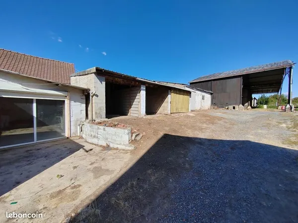 Maison avec bâtiments de corps de ferme 