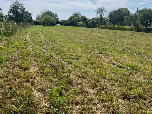 Terrain 2 400 m² Monts Sur Guesnes 