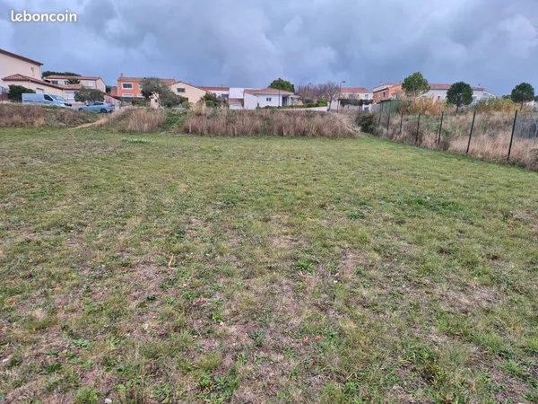 Terrain agricole très proche village pour potager, jardin familial, élevage de poules, jardin 