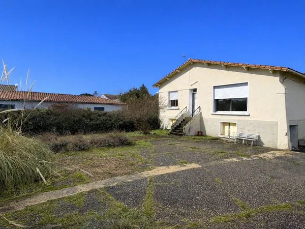 PROCHE COMMERCES & PLAGE - Terrain constructible 