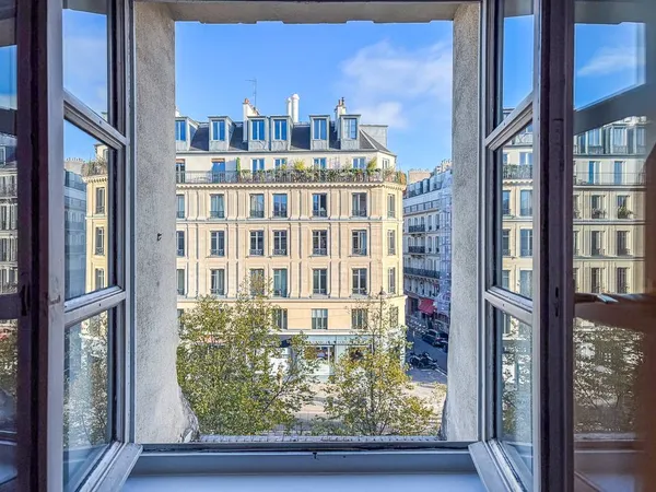 Saint‑Paul, Paris IV | Duplex dernier étage | Vue dégagée | Ascenseur | Esprit “petite 
