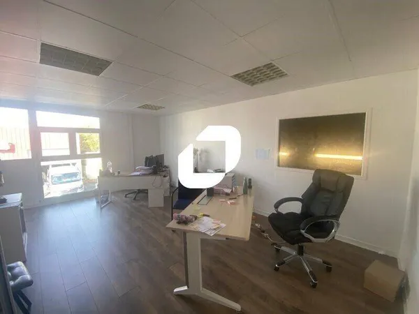 Local d'activité 154 m² 