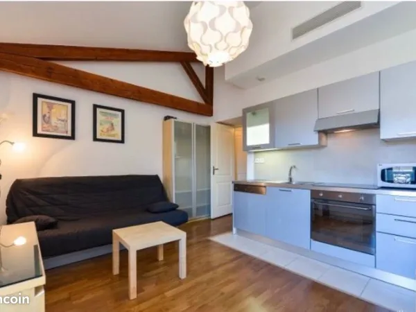 Studio meublé 23 m² - Dernier étage - Vue Notre-Dame - La Joliette - Disponible immédiatement 