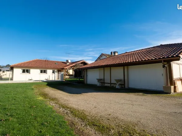 Belle maison de plain pied avec piscine et dépendance 