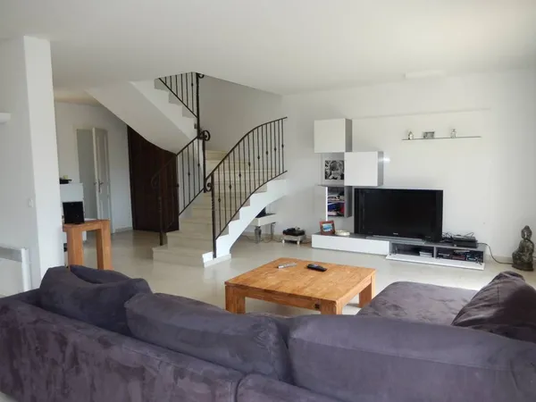 Belle maison discrètement jumelée de 117.65 m2, sur ... 