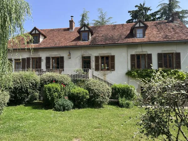Semur-En-Auxois 20min: maison de caractère avec gîte, 265m², 9 pièces,6 chambres,terrain 