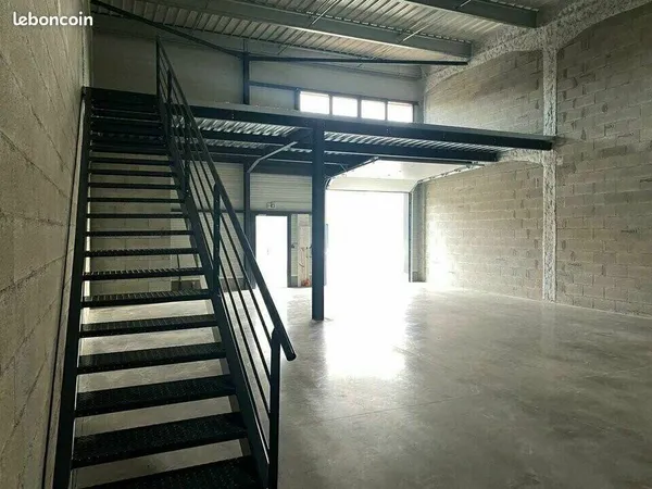 Local d'activité 195 m² 