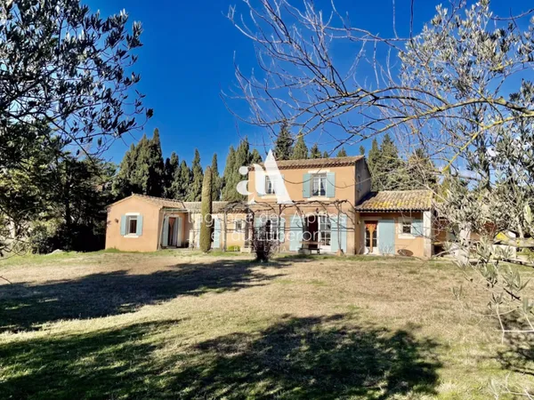 MAUSSANE LES ALPILLES - MAISON AVEC JARDIN ET GARAGE À PIEDS DU 