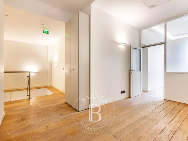 Paris 8ème - Monceau / Courcelles . Appartement en rez-de-chaussée avec profession libérale 