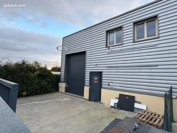 Local d'activité 136 m² 