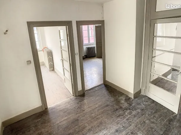 Grand appartement + combles + garage + caves - Fort potentiel - Travaux - 39950 