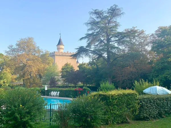 LÉRAN : studio dans un château historique 