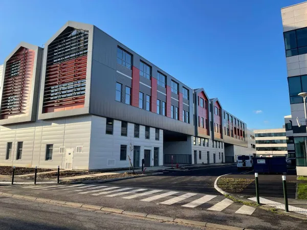 Local d'activité 2 pièces 2523 m² 