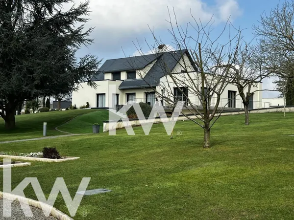 Propriété de caractère avec parc de 1 hectare et piscine 