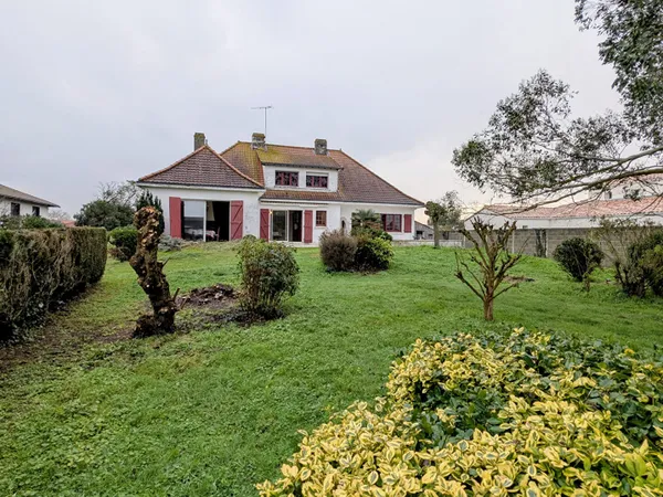 Maison T10 de 246 m² en hypercentre de Commequiers 