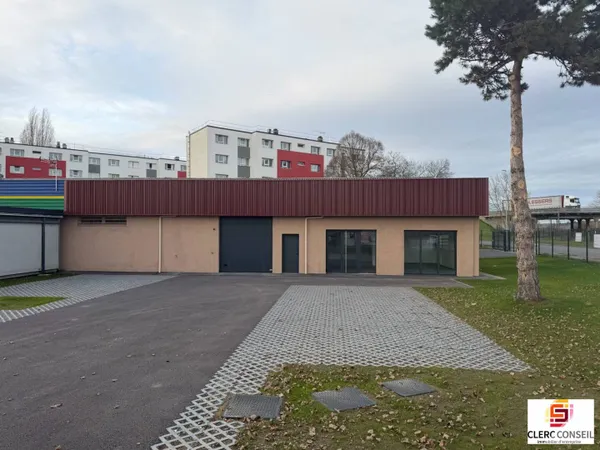 Local d'activité 221 m² 