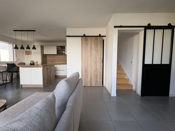 Duplex de 5 pièces principales 