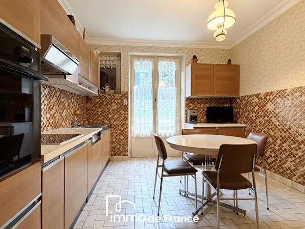 Maison de ville avec terrasse, jardin et garage 