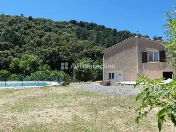 Villa avec piscine et jardin