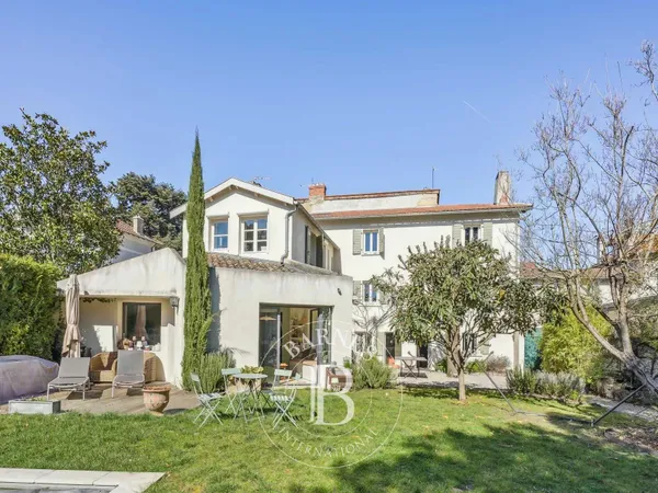 Tassin-La-Demi-Lune - Le Bourg - Maison de 270 m² environ - 4 Chambres - Terrain de 930m² - 