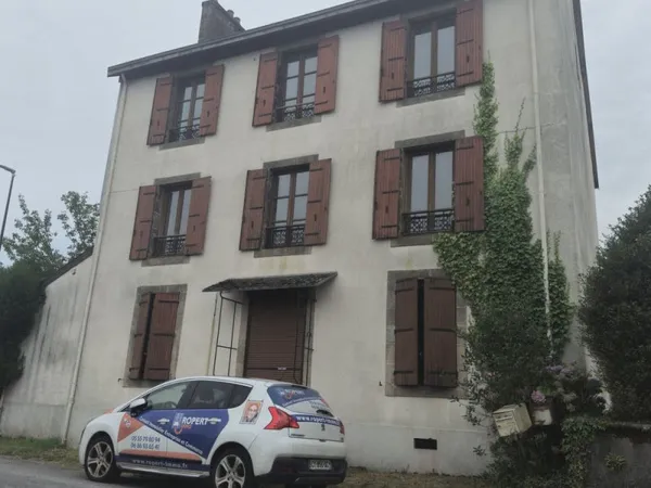 Immeuble avec du potentiel à SAINT SULPICE LAURRIERE