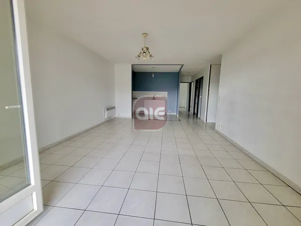 EXCLUSIVITÉ A.I.E. ! : Appartement T3 traversant en étage av 