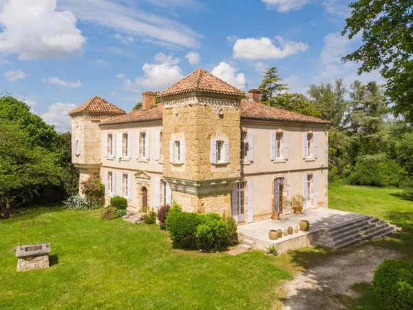 Elégant château du XIIIème siècle sur 4,5 hectares de parc et de prairie 