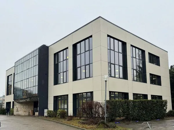 Local 1383 m² 