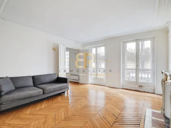 Immeuble en pierre de taille, appartement de 3 pièces 