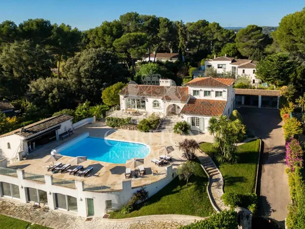 BIOT : Superbe villa rénovée dans domaine sécurisé de prestige avec magnifique vue panoramique 