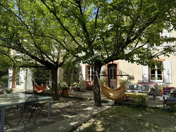 Propriété avec piscine, parc et dépendance