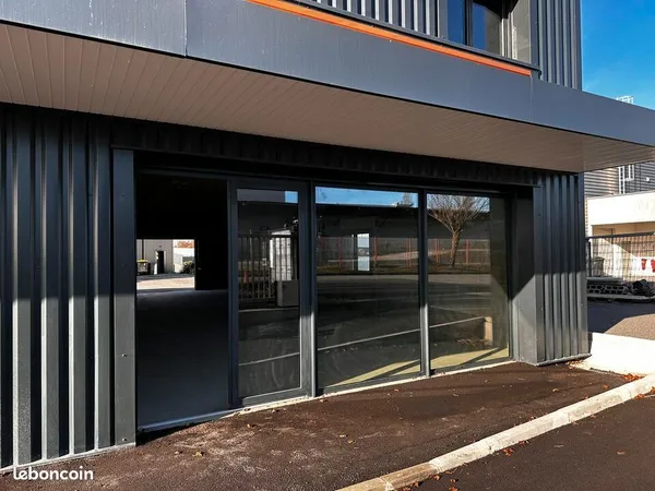 Local d'activité 176 m² 