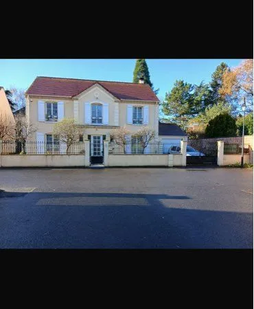 Maison individuelle avec jardin et grand garage 