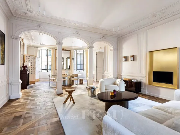 Paris VIe - Rue Bonaparte/Visconti, trois chambres. 