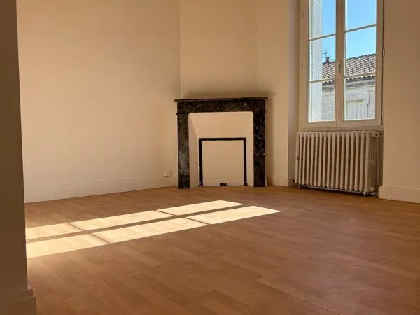 Agréable Maison avec cour pied plateau 