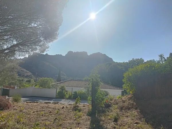 Terrain 710 m² 