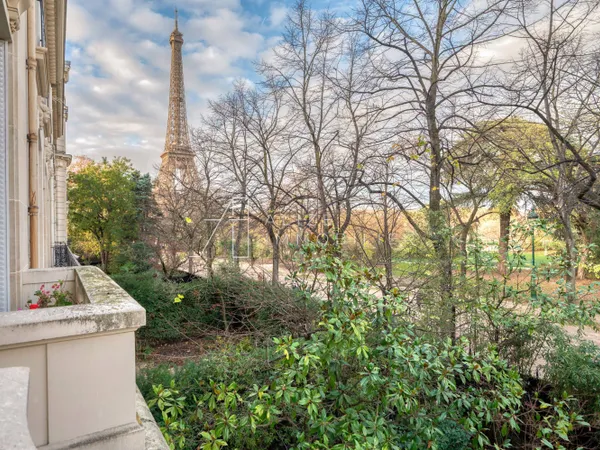 PARIS 7° EXCEPTIONNEL - APPARTEMENT VUE CHAMP-DE-MARS 