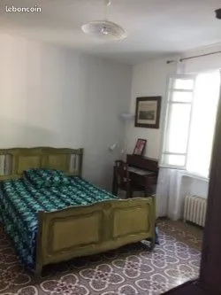 Très grande chambre d'étudiant meublée très spacieuse et très lumineuse dans une villa 